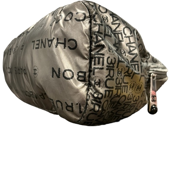 Chanel Silver 31 Rue Cambon Hobo Bag. In good condition. Minimal wear - Picture 6 of 16